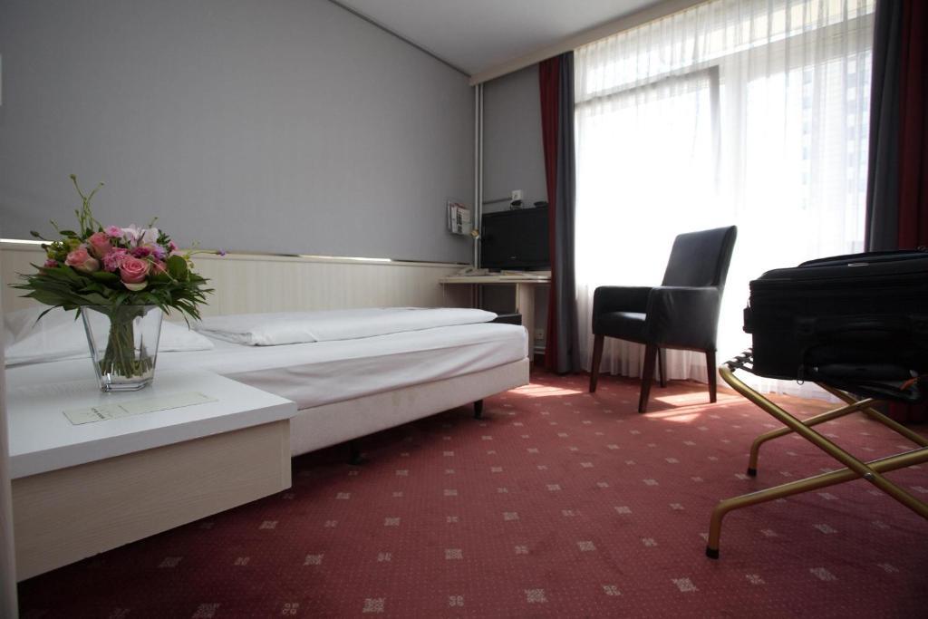 Standard Single Room,28166183:JPEG