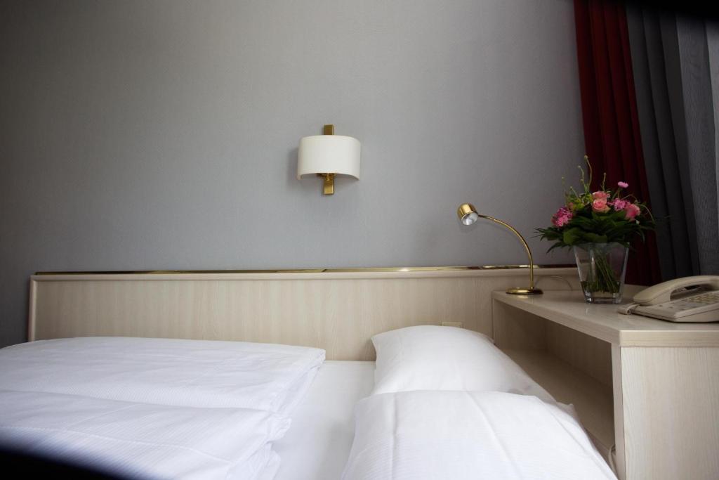 Budget Double Room,690257145:JPEG